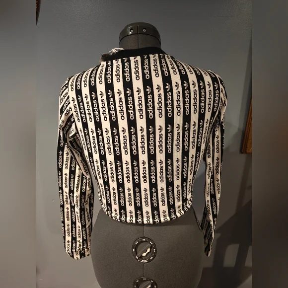 ❗NWT Adidas Black and White Women's Crop Long Sleeve Logo Top Size Medium - Picture 4 of 5